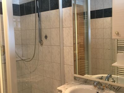 Badezimmer - Dusche und Waschbecken