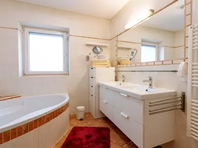 Badezimmer mit Eckbadewanne