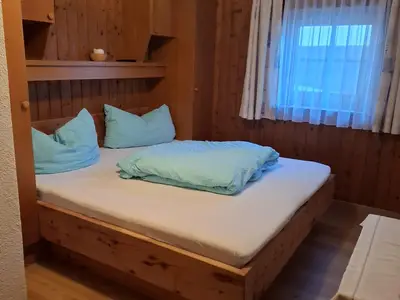 Doppelzimmer mit Zirmbett mit Sitzgelegenheit Leis