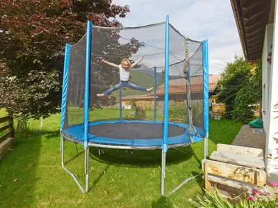 Spielplatz im Garten mit Trampolin