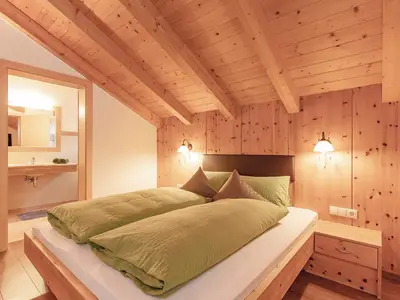 Doppelzimmer mit angrenzendem Badezimmer