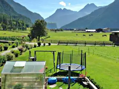 Garten mit Spielplatz