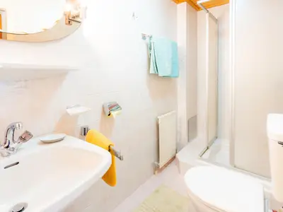 Badezimmer mit Dusche