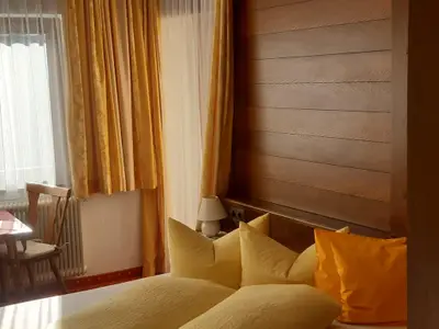 Doppelbett mit Sitzgelegenheit
