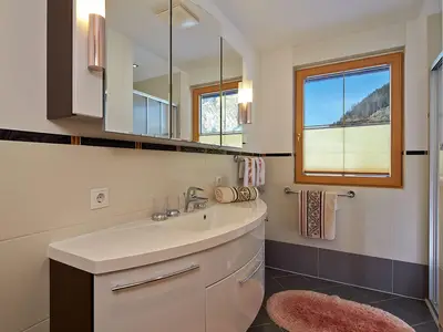 Badezimmer mit Dusche