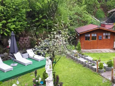 Blick vom Balkon in den Garten