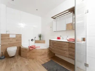 Badezimmer mit Dusche und Badewanne