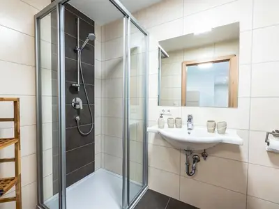 Badezimmer mit Dusche