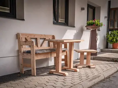Sitzgelegenheit vor der Tür