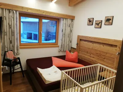 Schlafzimmer App 1 mit Babybett
