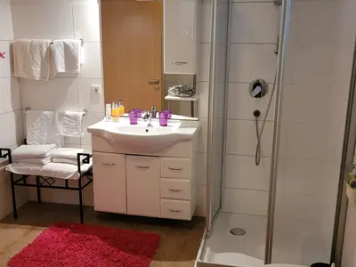 Badezimmer mit Dusche und WC I