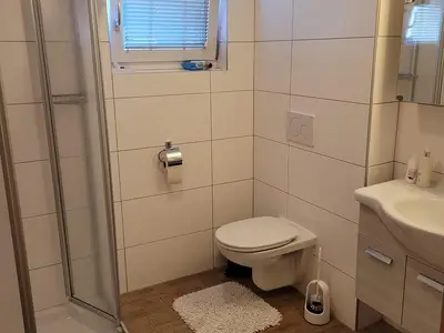 Badezimmer mit Dusche und WC