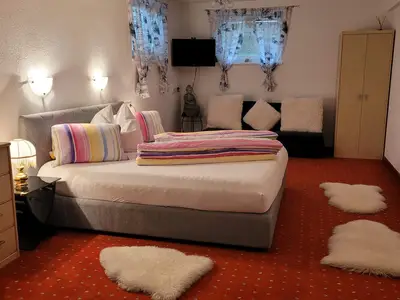 Doppelzimmer mit gemütlicher Couch