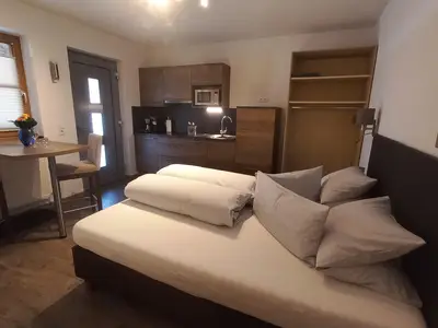 Wohnbereich - Doppelzimmer und Küchenblock