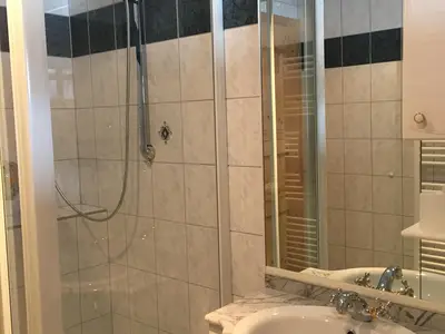 Badezimmer - Dusche und Waschbecken