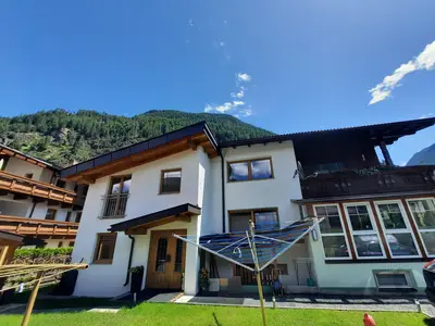 Außenansicht Eingangsbereich Sommer