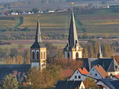 Blick auf die beiden Langenlonsheimer Kirchen