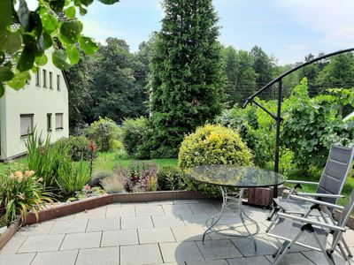 Gartensitzplatz mit Blick Richtung Straße