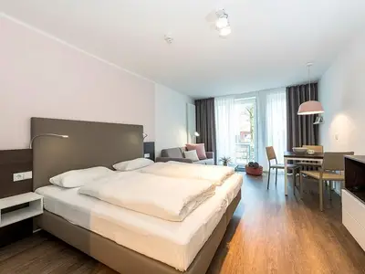 Wohn-Schlafbereich mit Doppelbett