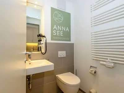 Badezimmer mit WC, Waschtisch und Spiegel