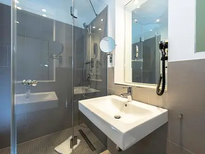 Badezimmer mit Dusche