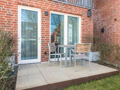 Terrasse mit Tisch und Sitzgelegenheit