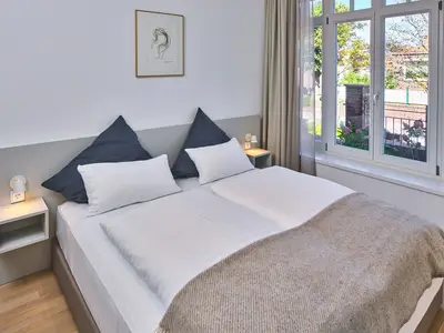 Schlafzimmer mit Doppelbett