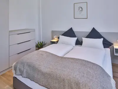 Schlafzimmer mit Doppelbett und Kleiderschrank