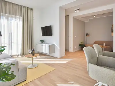 Wohn-Essbereich mit Flatscreen-TV und Blick in den Flur