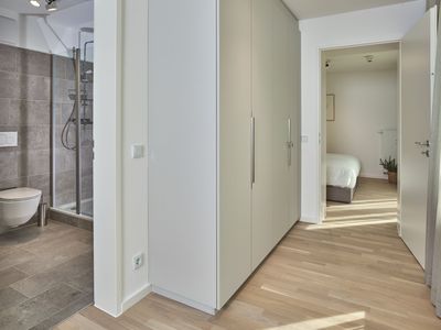 Flur mit Garderobe und Blick zum Badezimmer