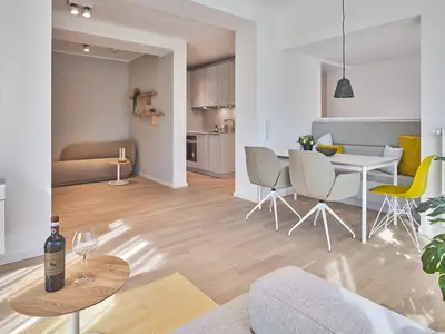 Wohn-Essbereich mit Esstisch, Sitzgelegenheit und Blick zur Küche