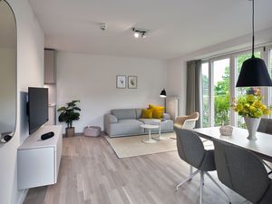 Wohn-Essbereich mit Flatscreen TV und Sitzgelegenheit