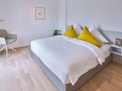 Schlafzimmer mit Doppelbett