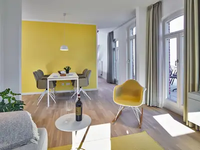 Wohn-Essbereich mit Esstisch und Sitzgelegenheit