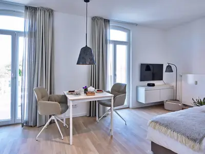 Wohn-Essbereich mit Doppelbett