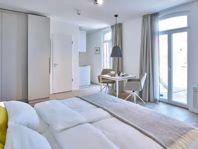 Wohn-Essbereich mit Doppelbett
