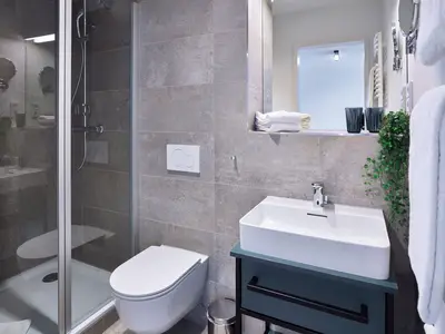Badezimmer mit Dusche
