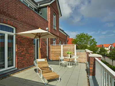 Terrasse mit Gartenmöbeln