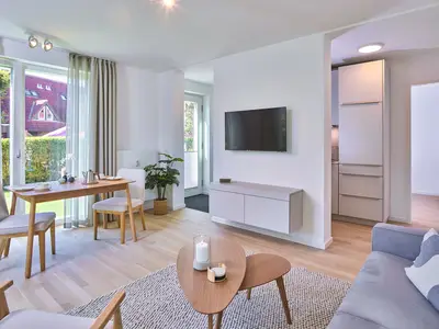 Wohn-Essbereich mit Couch und Flatscreen-TV