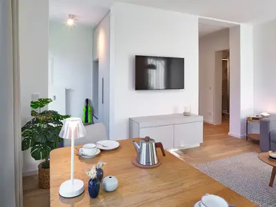 Wohn-Essbereich mit Couch und Flatscreen-TV