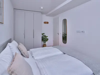 Schlafzimmer mit Doppelbett und Kleiderschrank