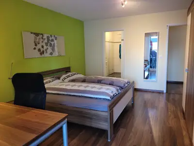 Doppelschlafzimmer mit Bad - Ferienwohnung zBerg