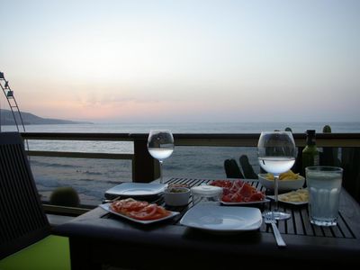 Terrasse. Ein Häppchen mit Meeresaussicht