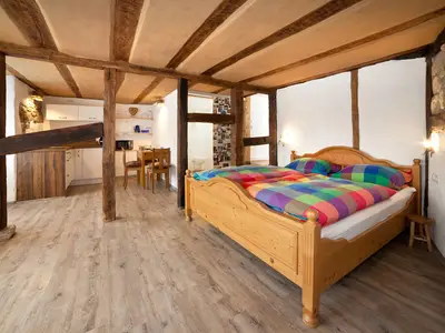 urig gemütlicher Schlaf- und Wohnbereich