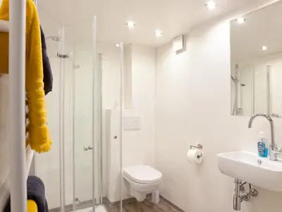 WC und ebenerdige Dusche