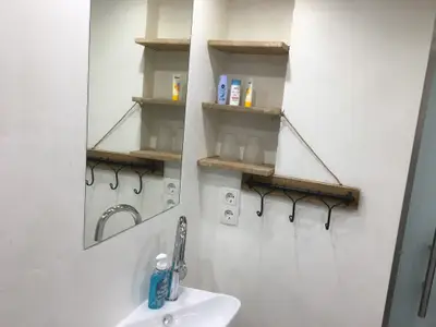 Waschbecken und Ablage