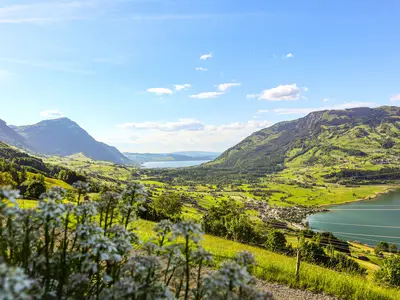 Mit Blick auf die Rigi, den Zugersee und den Lauerzersee.