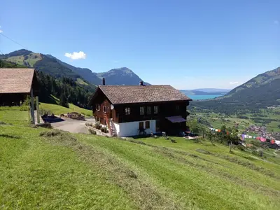 Das Wohnhaus im Hintergrund die Rigi.