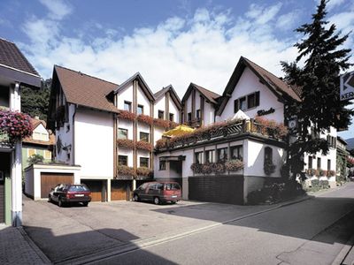 Haupthaus mit Restaurant und 15 Doppelzimmer und 4 Einzelzimmer.