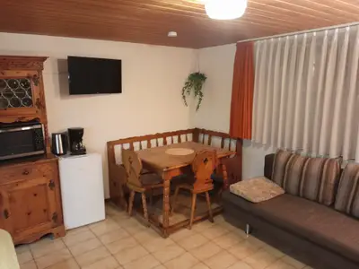 Wohnbereich mit Essecke und Schlafsofa